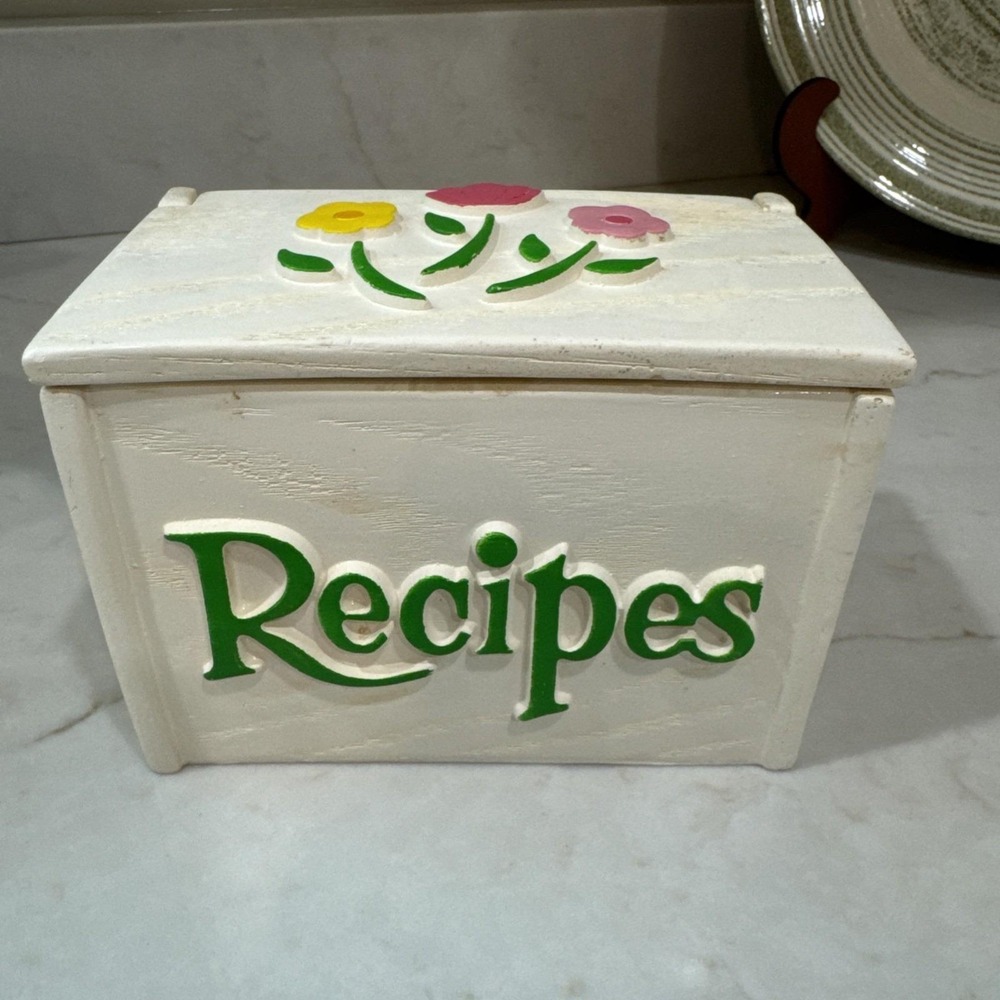 VTG 1985 wood look painted White Recipe Box Floral with blank cards Cottagecore‎